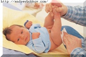 как правильно подмыть новорожденного девочку