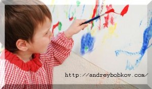 ребенок левша рисует левой рукой